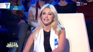Paola ferrari, tornata alla conduzione della domenica sportiva, sottolinea: Paola Ferrari Torna In Tv Dopo Il Tumore Mostra Le Foto Choc Della Malattia