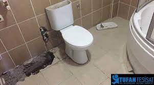 Tesisatçı için yapmanız gereken, sorunu gözlemleyerek geçici bir sorun mu yoksa uzmanlık gerektiren bir sorun mu olduğunu anlamanız. Klozet Zemininde Islaklik Neden Olur Tufan Tesisat