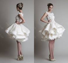 Belle robe de mariée midi en crêpe qui met en valeur le large décolleté. Robe De Mariage Vintage Ma Robe De Mariage