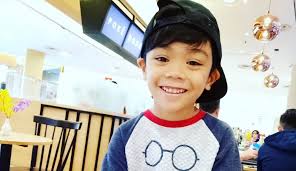Tahun ini dia beraya seorang diri. Biodata Nik Adam Mika Pelakon Cilik Popular Azhan Co