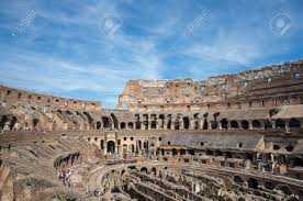 ¡los dos lugares emblemáticos de roma. Roma Italia 27 De De Julio De 2015 Interior Del Coliseo Romano Uno De Los Destinos Turisticos Mas Populares En Roma Italia Que Muestran Tanto Sobre El Suelo Y Debajo Del