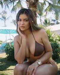 Also beach bum on the lips ? Pics Kylie Jenner Shows Off Her Summer Body In Sexy Bikini Lifeberrys Com