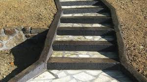 Las escaleras de piedra natural transmiten robustez y elegancia. Escalera Traviesas Y Piedra Natural Bioklan