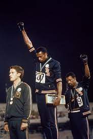 Peter norman et john carlos ont eu une longue conversation sur le projet olympique des droits mais tommie smith, l'athlète noir, n'a jamais rien eu. Liberty Equality Fraternity Tommie Smith Et John Carlos Lors Des Jo De 1968 Black Power Salute Tommie Smith Black Power