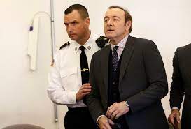 Kevin spacey fowler kbe (born july 26, 1959) is an american actor, producer, and singer. Anklage Wegen Sexuellen Ubergriffs Kevin Spacey Darf Sich Opfer Nicht Mehr Nahern Panorama Gesellschaft Tagesspiegel