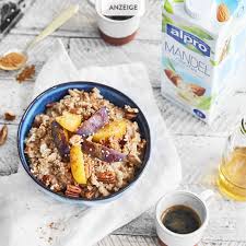 Leichtes Dinkel Porridge Mit Frischen Pflaumen Und Zimt Rezept Porridge Lebensmittel Essen Fruhstuck