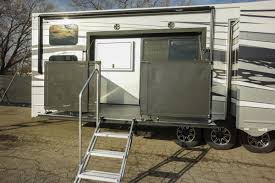 Small fifth wheel campers may not be the most popular choice but we've scoured the globe for any fifth why a small fifth wheel camper? Sneak Peek Time More Photos Luxe Toy Hauler Ready For Tampa Meet N Greet