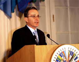 Álvaro uribe vélez siendo alcalde de medellín y como político liberal que se había separado del movimiento que lideraba bernardo guerra serna, en su búsqueda para crear su propia estructura, a la que había llamado sector democrático, consiguió el apoyo de josé obdulio gaviria y sus compañeros de 'firmes' que lo acompañaron en su. Biografia De Alvaro Uribe
