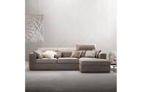 Abbey è un divano moderno con piedini alti e penisola, anche angolare o lineare a 2, 3 o 4 posti. Divano Con Penisola Contenitore E Letto Opzionale Zippy