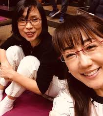 画像に含まれている可能性があるもの 2人 眼鏡 室内 square glass glasses fashion