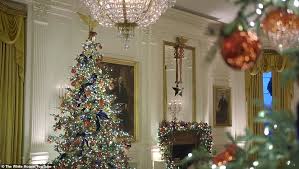 This year's theme is 'american treasures.' white house: Melania Trump Unveils Patriotic Spirit Of America Themed White House Christmas Decorations Daily Mail Online