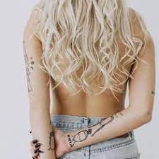 Fan vad man blir trött på alla självutnämnda godhetsriddare som ska visa upp sig på soviala medier. 35 Maskeraden Ideer 50 Tal Smink Revben Tatuering Vita Tatueringar