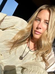 Lisa Pollock's Instagram, Twitter & Facebook