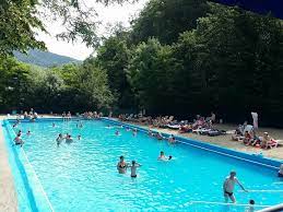 Aceasta, pana sa ajunga la suprafata sub forma de izvor, „aduna saruri minerale si dioxid de carbon, fapt ce o transforma in tratament pentru o gama larga de afectiuni. S A Deschis È™i È™trandul Termal De Calimanesti Caciulata Facebook