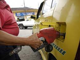 El gobernador del chocó, ariel palacios calderón, acompañado del secretario de infraestructura y sus hom El Calculo Para La Sobretasa A La Gasolina Se Debera Replantear Economia Portafolio