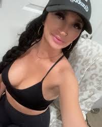 Tami Berg's Instagram, Twitter & Facebook