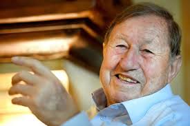 Born 18 october 1938) is a french former football player and manager known for being in charge of french side aj auxerre for more than 40 years and for leading the team to national and worldwide prominence. L Oeil De Guy Roux Du Mardi 27 Avril Ah Le Velo En Couleur Auxerre 89000