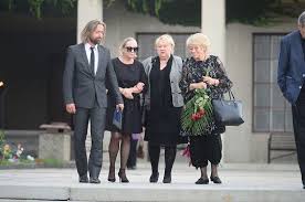 Zpěvačka bára basiková, herec marek adamczyk a farářka sandra silná. Zdrcena Bara Basikova Pohrbila Maminku Expartner Ji Byl V Tezkych Chvilich Po Boku Super Cz