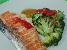 El salmón es uno de los pescados más saludables que encontramos en el mercado, puesto que está lleno de vitaminas, minerales y omega 3. Receta Salmon A La Plancha Recetas De Cocina