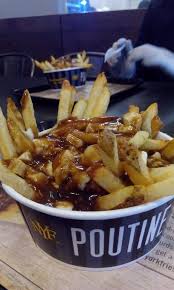 Poutine is a tasty meal made of french fries covered with fresh cheese curds and a thick, brown gravy. Poutine Food Trend Aus Kanada Im Wedding Weddingweiser