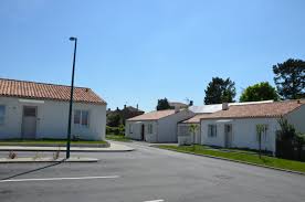 Saint hilaire du touvet est située sur un lieu appelé le 'plateau des petites roches'. Residence Les Jardins Du Bourg Vendee Habitat