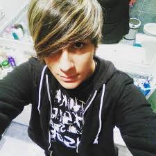 While the hair color sticks to the classic pattern, it's the right choice in this case. 20 Best Short Emo Hairstyles For Boys Guys 2021 Trends