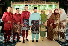 Mereka dikurniakan 3 orang cahaya mata. Peruntukan Rm500 000 Untuk Majlis Perkahwinan Adik Aliff Syukri