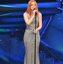 La cantante noemi si è sposata con gabriele greco, bassista della band che accompagna i suoi concerti e soprattutto storico compagno. Sanremo 2021 Noemi Divina On The Stage Of The Ariston The Hidden Meaning Of The Dress Chosen By The Singer Ruetir Ruetir