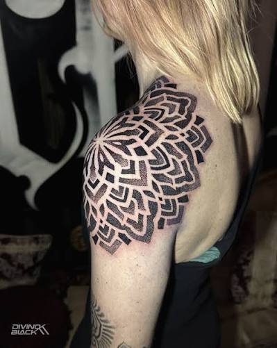 Pointillism or dotwork tattoos are crafted one dot at a time—each shade is built from tiny dots. This mandala on Kait’s shoulder is done in that technique. What do you think? 🫶️, Los tatuajes de ...