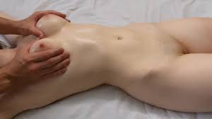 若い学生のジューシーなおっぱいのためのオイルマッサージ