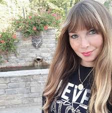 Elisa Massaro's Instagram, Twitter & Facebook