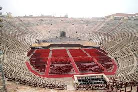 Un viaggio a ritroso nel tempo, alla scoperta di uno 2000 anni di storia racchiusi nel terzo anfiteatro più grande d'italia. Die Arena Von Verona