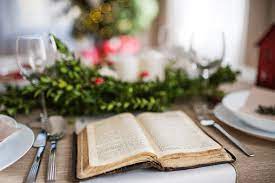 Foto De Livro Da Biblia Sagrada Em Uma Mesa Posta Para Um Jantar Em Casa No Natal E Mais Fotos De Stock De Natal Istock