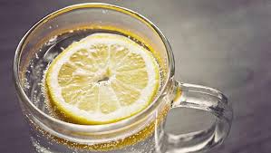 Cuba anda amalkan minum air lemon panas setiap pagi sejurus bangun dari tidur dengan menambahkan beberapa hirisan lemon ke dalamnya. Bukan Hanya Segar Ini 5 Manfaat Minum Air Lemon Campur Madu