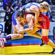 La diferencia entre lucha grecorromana y lucha libre, básicamente es en la forma de captura y en que la primera es para hombres y la segunda es combinada. Wrestling Lucha Femenina