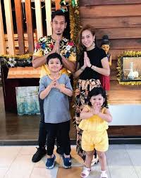 Dengan sekali lafaz, pelakon mawar rashid selamat bergelar isteri kepada jejaka pilihannya, raden ahmad faizal yaakob. Tak Kekok Layan Anak Tiri Terserlah Naluri Keibuan Mawar Rashid Walaupun Belum Ada Anak Sendiri Nona