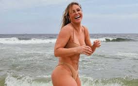 Paula Oliveira revela seios na beira-mar