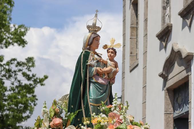 Em que dias se realizam tradicionalmente as procissões de Nossa Senhora da Esperança?