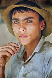 En el #DíaMundialDeLaFotografía recordamos esta maravillosa e icónica  imagen de Henry González, un campesino santandereano que la región conoció  como 'el último niño Guane'. La foto fue retratada por el reportero gráfico