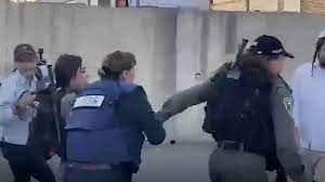 لحظة اعتقال الزميلة جيفارا والاعتداء عليها وتحطيم كاميرا الجزيرة أثناء عمل الفريق في تغطية اعتقلت قوات الاحتلال الإسرائيلي، اليوم السبت، مراسلة الجزيرة بالقدس جيفارا. P0yzgtk3nybaum