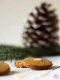 Weizenmehl (gluten), sirup dunkel, zucker, margarine, mandeln. Braune Kuchen Zuckerrubensirup Nelken Zimt Kardamom Zeitfurkuchen