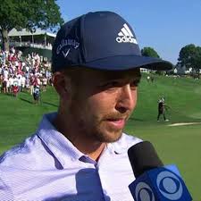 Amerikalı golfçü John Peterson topun önünde duran timsahı kovdu