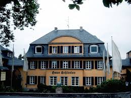 Das kloster heisterbach mit der chorruine, das haus schlesien mit einem museum zur schlesischen landeskunde, das schloss. Haus Schlesien Heisterbacherrott Objektansicht