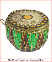 Bentuk dari alat musik ini nyaris menyerupai alat musik rebab, tetapi cara pembuatan dari arbab ini terbilang cukup unik dan berbeda. 36 Alat Musik Tradisional Indonesia Lengkap 34 Provinsi Gambar Dan Daerahnya Seni Budayaku