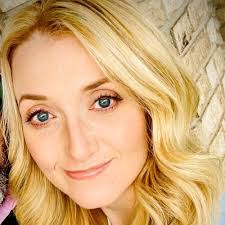 Amanda Lucey's Instagram, Twitter & Facebook