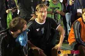 A precisa domanda su mourinho l'ex capitano della roma si è espresso in questo modo. Coppa Italia Si Sfidano L As Roma Calcio A 8 E Francesco Totti Siamo La Roma