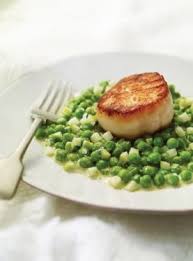 Petoncles Aux Petits Pois A La Creme Ricardo Spring Peas Recipes Scallop Recipes Shellfish Recipes