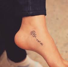 15 Ideas Originales De Pequenos Tatuajes Minimalistas Que Demuestran Que Menos Es Mas Birth Flower Tattoos Marigold Tattoo Foot Tattoos