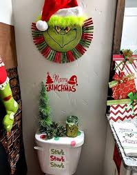 Surprising Best Christmas Bathroom Decoration Ideas For This Winter Grinch Christmas Tree Christmas Decorations Grinch Christmas Decorations