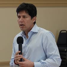 Kevin de León, leader of the state Senate, stops in Oxnard to woo voters in  Senate run